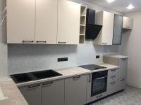 Кухня в современном стиле встроенным столом