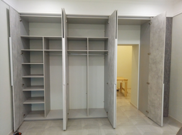 Встроенный шкаф с открытыми полками